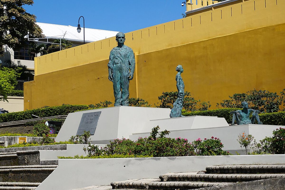 Monumento a José Figueres Ferrer frente al Museo Nacional, en la Plaza de la Democracia